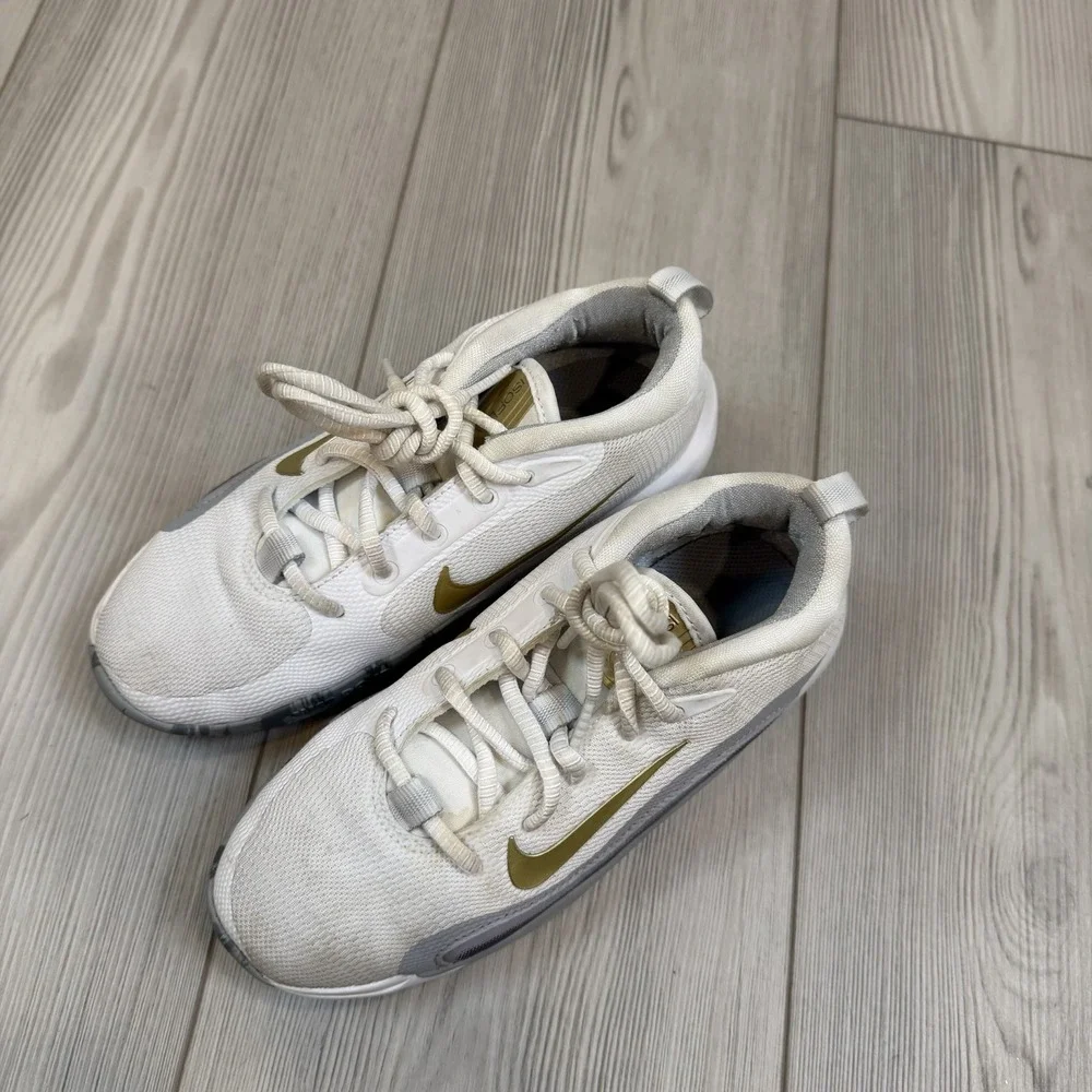 Nike IsoFly Sneaker Youth White Gray Basketball Shoes FN4384-100 Size 2Y